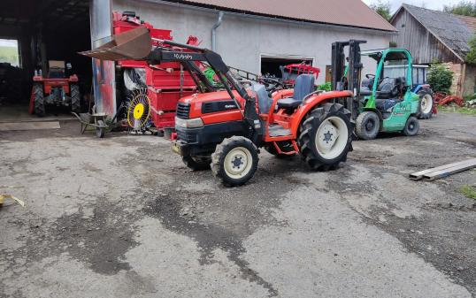 Malotraktor Kubota s čelním nakladačem 