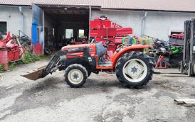 Malotraktor Kubota s čelním nakladačem 